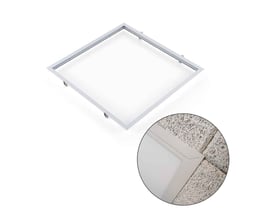Hvid indbygningsramme til 60 × 60 LED-panel med klikbeslag, vist samlet og monteret i et Troldtektloft.