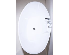 MaXXwell VILNIUS fritstående badekar i hvid sanitetsakryl, set ovenfra med krom armatur og overløb i midten.