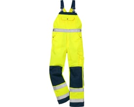 Frontbillede af Kansas HI VIS Overall KL2 1001 med et ben bøjet, fremhæver knælomme, sidelomme og reflexbånd med to syninger.
