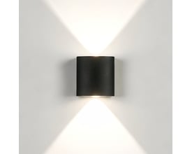 LEDlife 2W CURVE sort op/ned-væglampe monteret på væg med lys, der stråler opad og nedad.