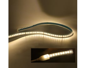 LEDlife Type X-2 ridebanestrip på 5 meter med klar beskyttelse, lysende LED'er og tilslutning vist i indsat udsnit.
