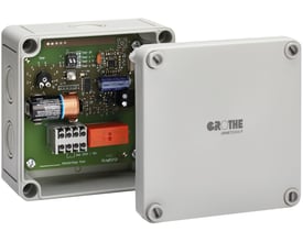 Grothe Mistral relæboks, 868 MHz, grå med åbent låg der viser indre elektronik og batteri.