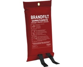 Housegard brandtæppe på 120 x 180 cm i rød opbevaringspose med sort udtræk og synlig brugsvejledning.
