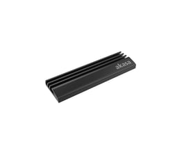 Akasa M.2 SSD heatsink i sort aluminium med diskrete køleribber og Akasa logo, præsenteret på en hvid baggrund.