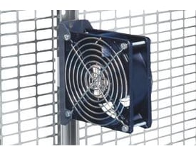 Schneider Electric motor ventilator til 35M³/T og 230VAC, vist monteret på et gitter med metallisk baggrund.