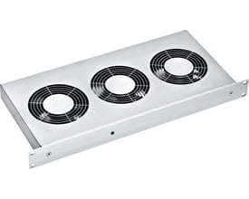 Lauritz Knudsen 1HE rackventilator med 3 blæsere, fremstillet af galvaniseret stål med alu front og grøn statusdiode.