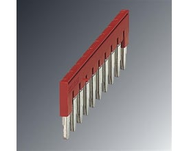 Nærbillede af Phoenix Contact indlægsbro FBS 10-8 i rød, med synlige kobberben og 10 poler på en grå baggrund.