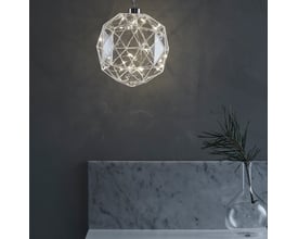 Markslöjd Aspliden pendel i klar glas med indbygget LED lys på en mørk baggrund, Ø15cm.