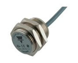Carlo Gavazzi induktiv aftaster M30 med IO-Link og 15 mm aftastningsafstand, metalhus og kabel, set skråt forfra.