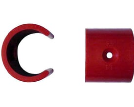Schneider Electric rød clip med 4,5 mm sugehul og åben C-formet design, klar til 25 mm rør.