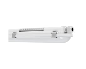 Ledvance Damp Proof Fit fugttæt armatur på 600 mm og 15 W, set skråt med diffuser, clips og kabelindføring.