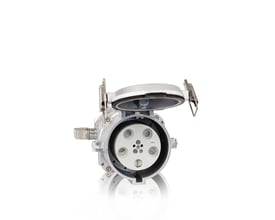 CEE forlænger med 600A, 6h, IP67 og 3P+PE, med åbent beskyttelsesdæksel der viser tilslutningspunkterne.