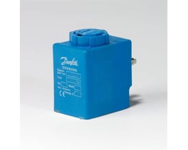 Danfoss spole i blå, set fra siden med hvid baggrund og tydeligt mærkat.