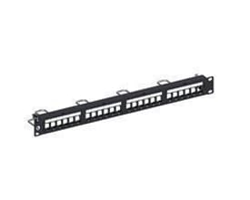 CommScope NetConnect SL STP patchpanel 1U med 24 tomme porte, sort, vist skråt forfra.
