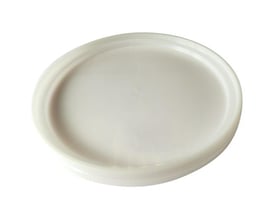 Ironside-låg til spand i klar plast med skala, vist skråt ovenfra med en bred, afrundet kant.