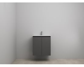 Sanibell Online møbelsæt i mat antracit med 2 grebsfrie låger og hvid porcelænsvask med hane, monteret på en grå væg.