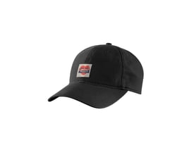 Sort Carhartt Heart Patch Canvas Cap N04 set skråt forfra med forbøjet skygge og mærkepatch på fronten.