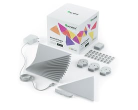 Komplet Nanoleaf Shapes Triangles startpakke med 15 paneler, strømforsyning, monteringsdele og en controller på hvid baggrund.