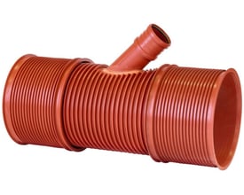 Uponor Double/Rib2 PP-grenrør, 560x160mm, 45 grader, vist fra siden med et grenrør der stikker op.