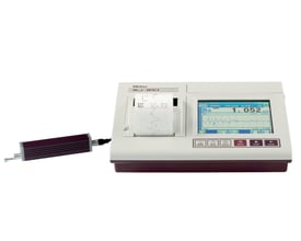 Mitutoyo SJ-310S ruhedsmåler med touchskærm, indbygget printer og separat målepind i mørkegrå med sølvdetaljer.