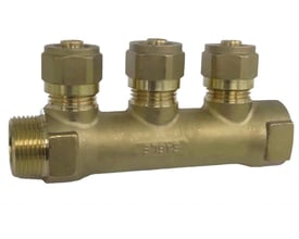 Unico fordelerrør i messing til 15 mm PEX med tre afgreninger og synligt 3/4-tommers gevind i enden.