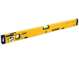 Gult Ironside-vaterpas på 40 cm med magnet og to libeller, vist skråt med plastendestykker.