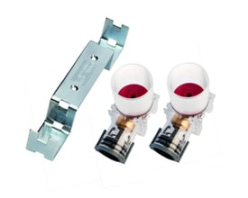 Detaljebillede af Roth QuickBox-red koblingsdåser med tydelige rødgodsvinkler og monteringsbeslag på hvid baggrund.