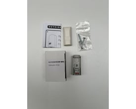 TR3 udefølerens komponenter: monteringsvejledning, hvidt sensorhus, skruer og dybler i pose samt selve føleren med terminalblok.