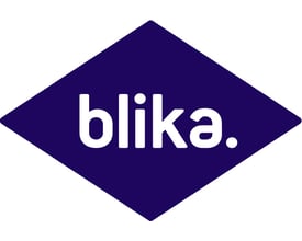 Blika logo i mørkeblå farve på en lysere blå rombeformet baggrund.
