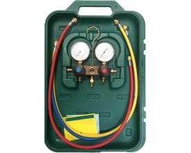 Refco BM2-3-DS-R290 2-vejs analogt manifoldsæt med to manometre og farvede slanger i grøn plastkuffert.
