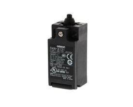 Omron D4N-4131 endestop i sort plast med topstempel og snap-action kontakter, vist på hvid baggrund.