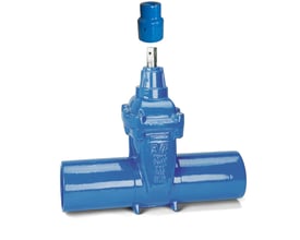 Blå AVK DN150 skydeventil, model 32/40-018, med PN16-trykklasse, vandrette spidsender og synlig spindel.