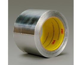 3M Aluminiumstape 425 i sølv med en bredde på 75mm og en længde på 55m, vist på en neutral grå baggrund.