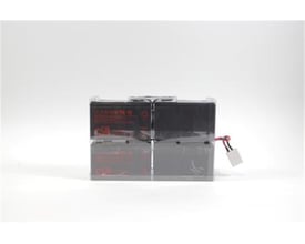 Eaton Easy Battery+ Z-batteripakke på 48 V med to sorte batterienheder samlet og tilslutningsledninger.