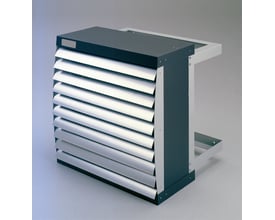 Novenco varmeventilator VMA 73 uden jalousi, vist fra siden med dens karakteristiske horisontale lameller og mørkeblå kabinet.