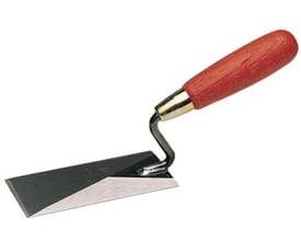 Eskimo ziehklingeske på 195 mm med 50 mm bredde og et rødmalet træhåndtag.