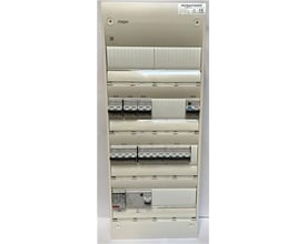 Færdigmonteret gruppetavle Gamma 4R i hvid, vist forfra med tydelige sikringer og komponenter på en lys baggrund.