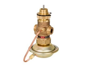 Danfoss AVQM 25 ventil i bronze med kobberledning monteret på membranen, vist med hvid baggrund.