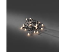 En sammenfiltret sort ledning med 50 små, varmehvide LED-pærer fra Konstsmide, vist isoleret på en mørkegrå baggrund.