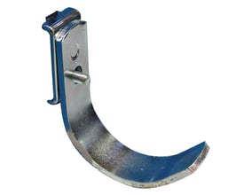 Bøjle 50mm fra Maskinfabrikken Universal i 3x20mm fladstål med enkelt bagplade og skrue på hvid baggrund.