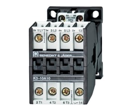 B&J K3-kontaktor til motordrift med 4 kW, 10 A og 3P+1NO, set forfra med synlige tilslutningsskruer.