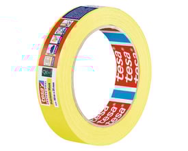 Tesa afdækningstape 4334 Precision i gul farve, 25 mm x 50 m, vist som en rulle med tydeligt Tesa logo.