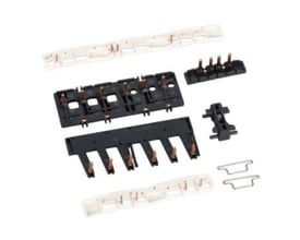 Schneider Electric montagesæt til Y/D-st. u/LADS2, 3P, TeSys d. Sættet består af forskellige sorte og hvide plastkomponenter med kobberterminaler, klar til samling.
