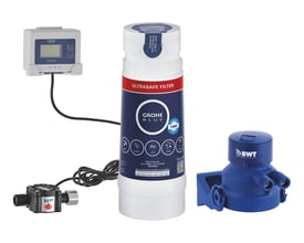 Grohe Blue Ultrasafe forfilter-systemet inkluderer en digital kontrolenhed, et blåt og hvidt filter og en blå ventil koblet sammen.