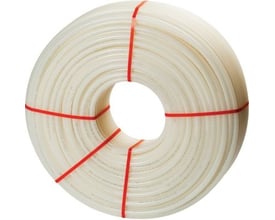 Golan Pipe Systems Altech gulvvarmerør i hvid, Ø20 x 2,0 mm, 120 meter rulle, fastholdt med røde bånd.