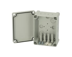 Fibox Tempo TPCM131007 el-kasse, 130 × 95 × 65 mm, med gråt dæksel vist åbent med pakning og kabelindføringer.