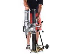 Baier borestander BST420 med kerneboremaskine monteret, klar til brug med 450 mm borekapacitet.