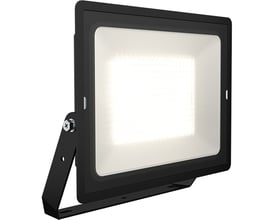 Ansell Lighting Eden LED projektør skråt forfra, tændt og viser det brede, lyse lyspanel og sorte aluminiumsramme.
