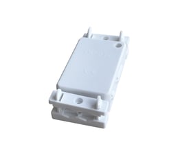 Hvid samleboks med klemrække og aflastning, lukket og klar til montering med CE-mærke synligt.