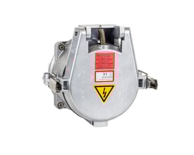 Robust CEE vægudtag i sølvfarvet metal med 250A, 6h, IP67 og 3P+N+PE, vist på hvid baggrund.